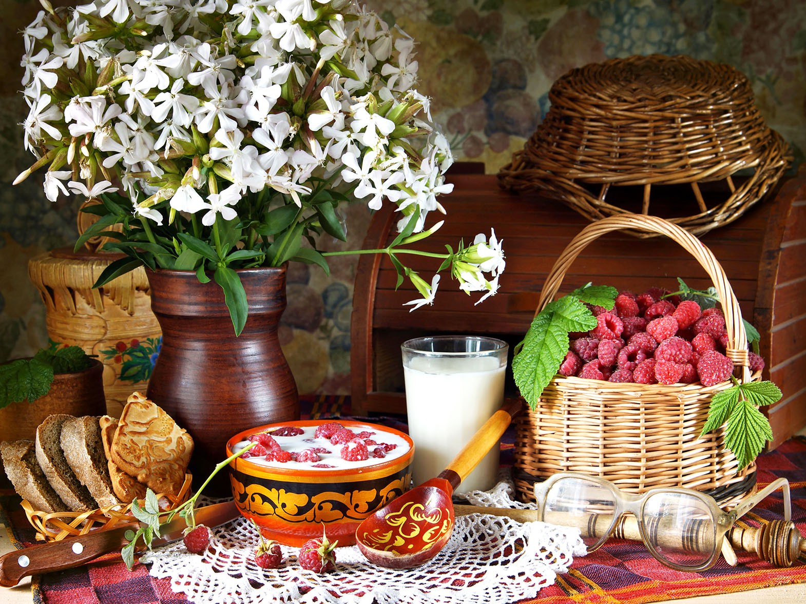 Fruit, basket, potted plant, table